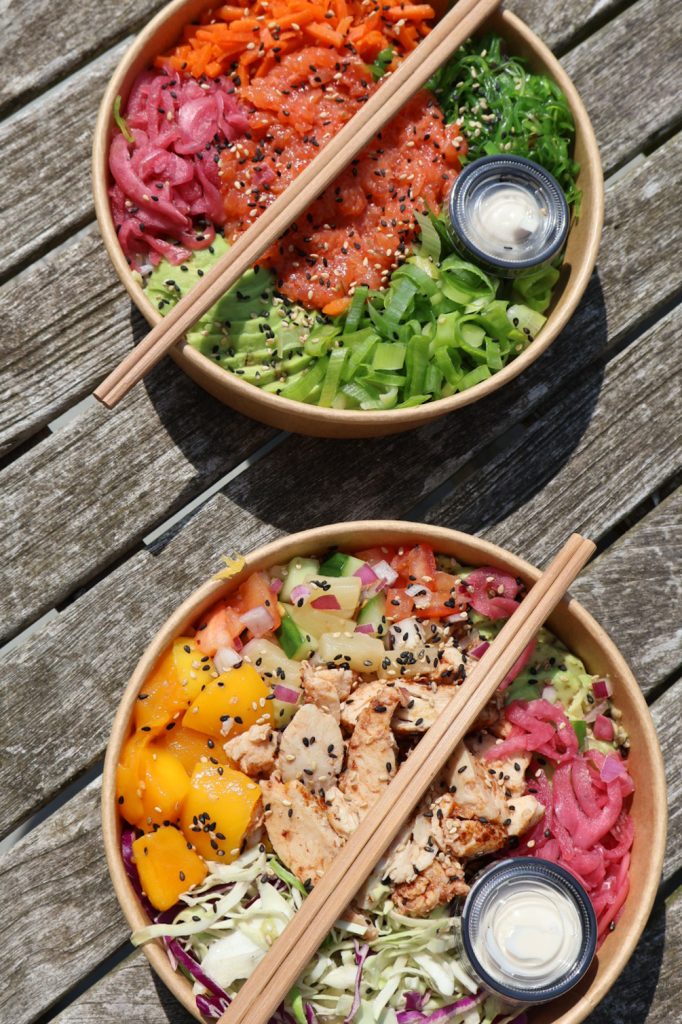 Farverig poke bowl fra Aloha Bowls – klar til firmafrokost i Odense